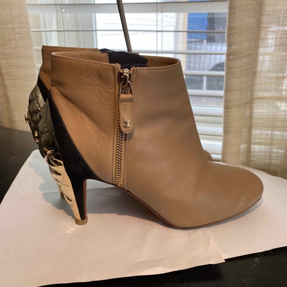 CHANEL LEATHER TAN BEIGE ANKLE BOOTS GOLD METAL ACCENT SIZE 36-6 MADE IN ITALY. - Picture 5 of 9